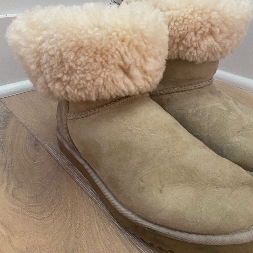 UGG Short Boot - Picture 2 of 7